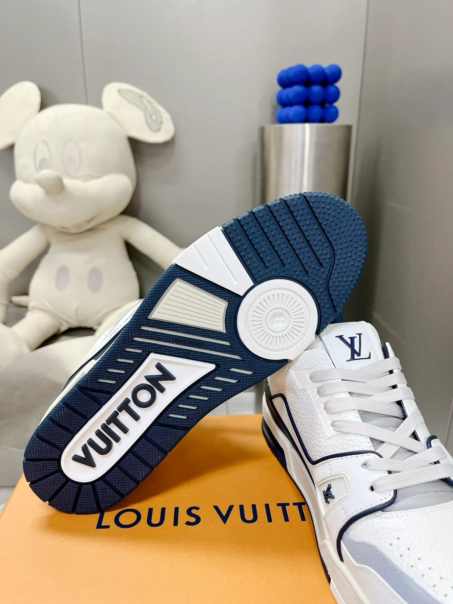 👟👟Ex-factory price 840👟👟The highest version on the Internet⚠️Feel free to compare! 2021🔥New model, purchase quality LV~Louis Vuitton by Virgin Abloh’s best-looking sneakers, Donkey Brand strongly recommends new products, official website limited edition retro basketball sneakers! Both high and low tops cost money to purchase 1:1 accurate replicas of the originals. The details are invincible, full of sincerity, imported custom-made original cowhide, the original package method is the same, the details are 100% restored, and the private model customized the original one-piece T👟👟factory price U outsole, which is different from other brands. Without the original version, this effect cannot be achieved! 35-45 (46 is custom-made and non-refundable) Some colors are available in women’s styles